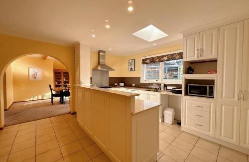 Howrah House | Peaceful Sunlit Retreat Near CBD and Airport, 4-Star Stay