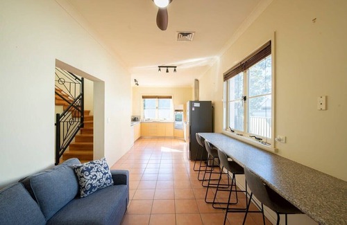 Dubbo House | Relaxing Retreat: Taylor Family Home with BBQ & Breakfast