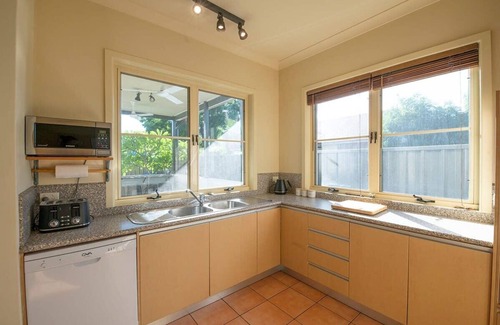 Dubbo House | Relaxing Retreat: Taylor Family Home with BBQ & Breakfast