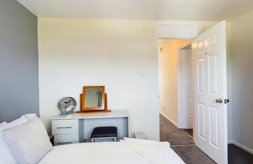 Telford House | Family-Friendly 3-Bedroom House in Telford for Memorable Stays