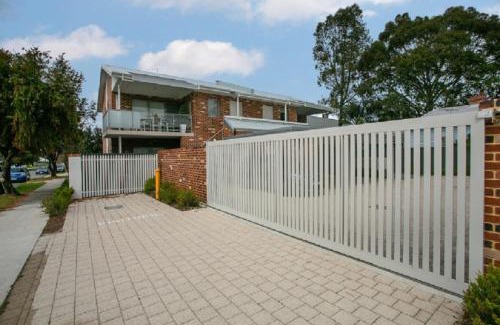 Bassendean House | Serene Tree Views 2 Bedroom Apartment - Pet & Child Friendly