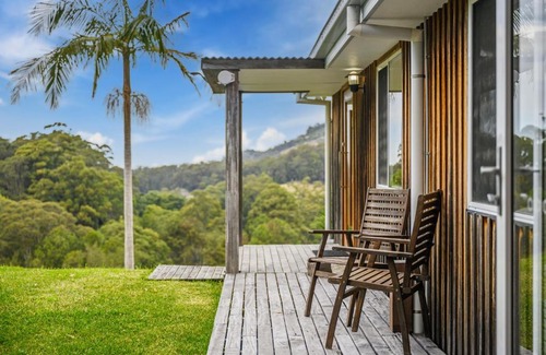 Korora House | Serene Treetop Retreat: 4-Star Family-Friendly Getaway