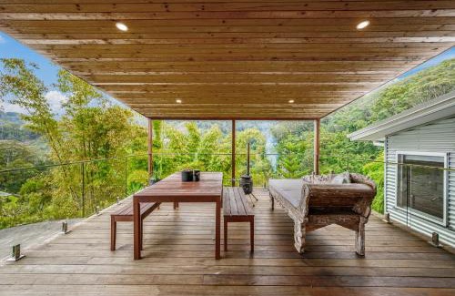 Korora House | Serene Treetop Retreat: 4-Star Family-Friendly Getaway