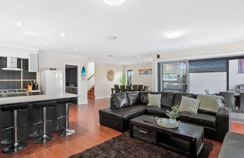 St Leonards House | Tranquil Turnberry - Modern home, only 350 metres to St Leonards town centre.