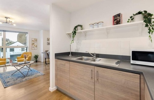 Hackney Downs Apartment | Serene Urban Retreat with Kitchen & Breakfast Included