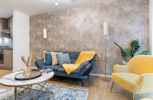 Hackney Downs Apartment | Serene Urban Retreat with Kitchen & Breakfast Included