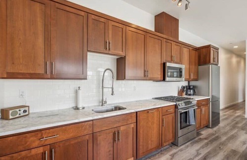Buckman Neighborhood Apartment | Serene Urban Getaway - Discover The Dorian Loft 504
