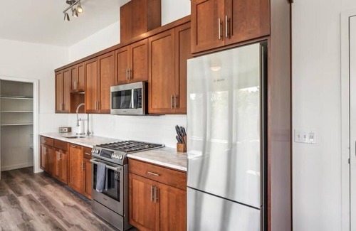 Buckman Neighborhood Apartment | Serene Urban Getaway - Discover The Dorian Loft 504