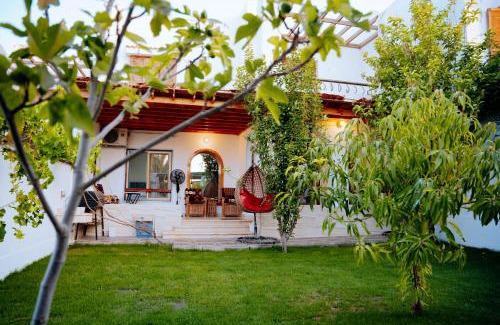 Yusuf as-Sidiq Villa | Tranquil Villa in Fayoum Private Pool Garden Lake Access