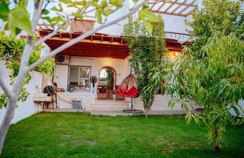 Yusuf as-Sidiq Villa | Tranquil Villa in Fayoum Private Pool Garden Lake Access