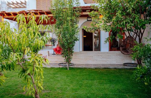 Yusuf as-Sidiq Villa | Tranquil Villa in Fayoum Private Pool Garden Lake Access
