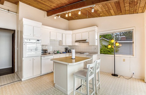 Bainbridge Island House | Inviting Waterfront Escape with Outdoor Decks & Beach Access