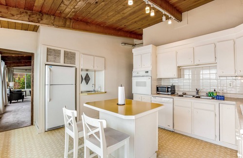 Bainbridge Island House | Inviting Waterfront Escape with Outdoor Decks & Beach Access