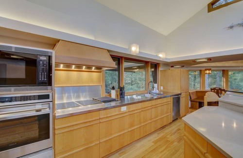 Lake Delton House | Tranquil Waters: Serene Lake View Getaway with Spa Access