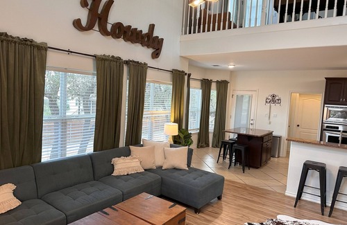 Point Venture House | Idyllic Lake Retreat with Private Beach and 10/10 Rating