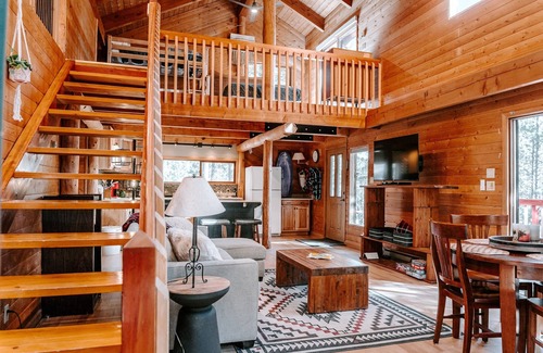 Jemez Springs Cabin | Relaxation at Turkey Trail Lodge: Pet-Friendly & Spa Amenities