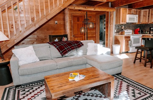 Jemez Springs Cabin | Relaxation at Turkey Trail Lodge: Pet-Friendly & Spa Amenities