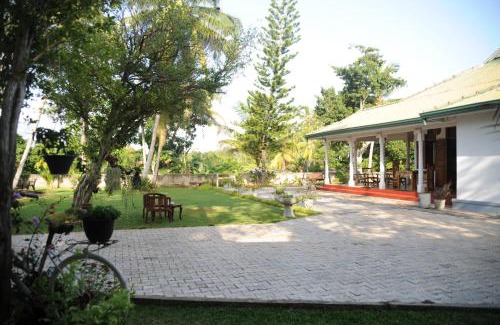 Hikkaduwa Villa | Idyllic Tranquility Guest House - Pet Friendly & Poolside Bliss