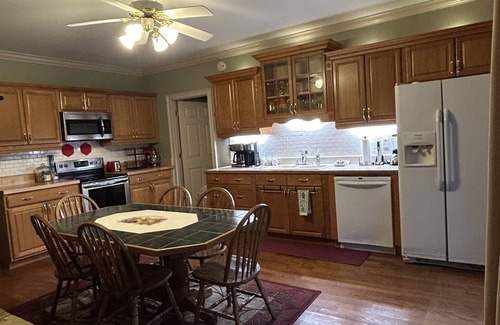 Suwanee House | Discover Tranquility Hideaway: Family-Friendly Getaway