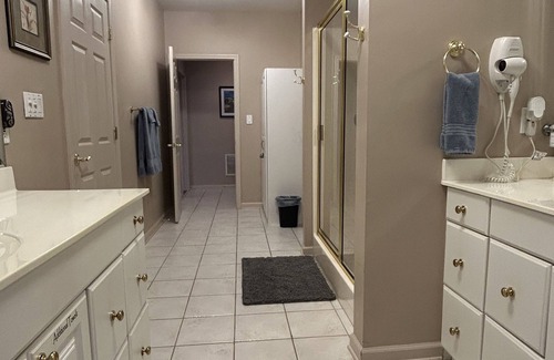 Suwanee House | Discover Tranquility Hideaway: Family-Friendly Getaway