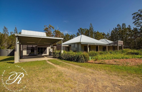 Bungwahl House | Serene Retreat Near Lakes and Beaches with Ocean Views