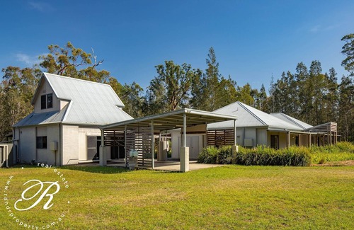 Bungwahl House | Serene Retreat Near Lakes and Beaches with Ocean Views