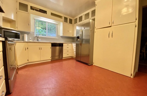 West Side Highway House | Pet-Friendly Retreat with Spa on Beacon Hill - 10/10 Rated