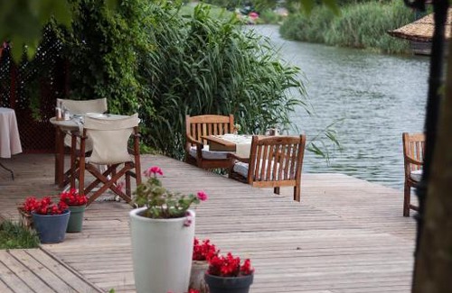 Agva Cabin | Relaxing Tranquilla River Lodge with Breakfast & Kitchen Access