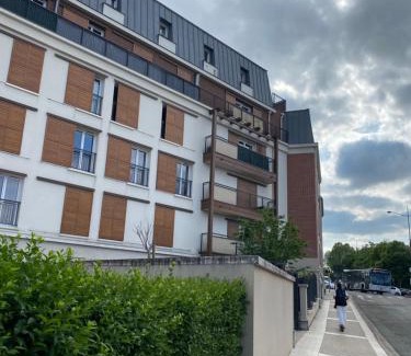 Poissy Apartment | Serene Getaway Just 30 Minutes from Paris