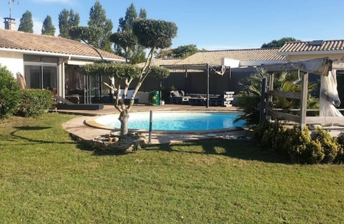 Camblanes-et-Meynac House | Serenity and Comfort Near Bordeaux with Pool Access