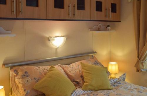 Ayr House | Serene Tranquillity Lodge: Pet and Child-Friendly Retreat