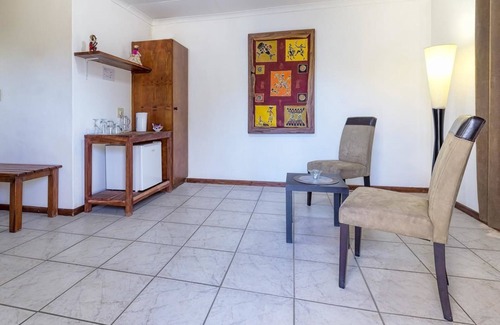 Voigtland House | Budget-Friendly Trans Kalahari Inn with Pool & Restaurant