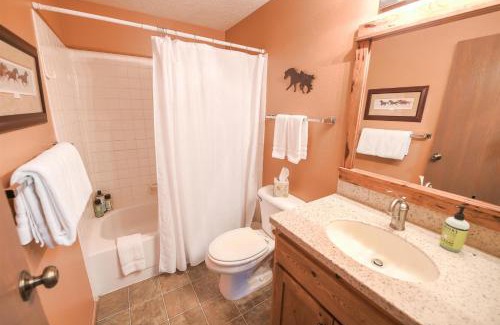 West Yellowstone House | Family-Friendly Trapper Condo Unit 7 with High Guest Ratings