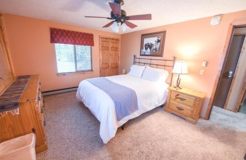 West Yellowstone House | Family-Friendly Trapper Condo Unit 7 with High Guest Ratings