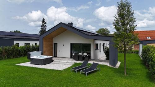 Loipersdorf bei Fuerstenfeld Apartment | Highly Rated Traumzeit Lodge 57 with Spa and Hot Tub