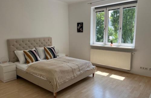 Unterdobling Apartment | Tranquil Traumgarten: Family-Friendly Retreat Near Center