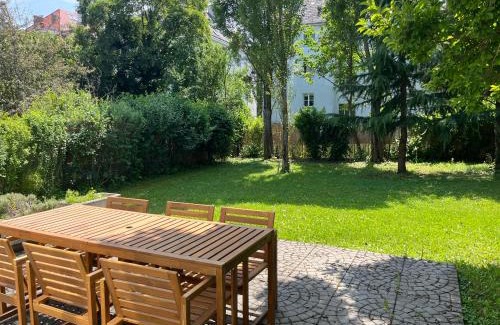 Unterdobling Apartment | Tranquil Traumgarten: Family-Friendly Retreat Near Center
