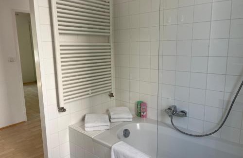Unterdobling Apartment | Tranquil Traumgarten: Family-Friendly Retreat Near Center