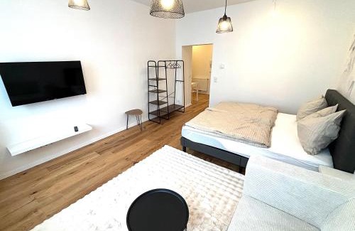 Neulerchenfeld Apartment | Ideal Retreat for Two: Central Location with Pet-Friendly Perks
