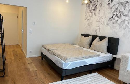 Neulerchenfeld Apartment | Ideal Retreat for Two: Central Location with Pet-Friendly Perks