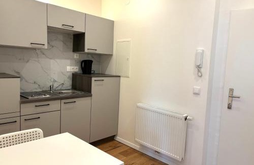 Neulerchenfeld Apartment | Ideal Retreat for Two: Central Location with Pet-Friendly Perks