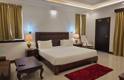 Muhamma Resort | Inviting TRAVANN: Family-Friendly Hotel with Pool & Dining