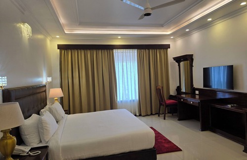 Muhamma Resort | Inviting TRAVANN: Family-Friendly Hotel with Pool & Dining
