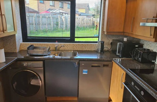Nitshill House | Comfortable 3 Bedroom House with Free Parking Access