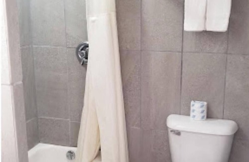 South Central Omaha Hotel | Budget-Friendly Travel Inn Omaha with Spa & Breakfast
