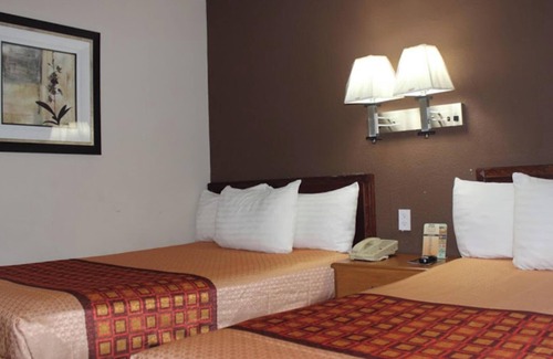 South Central Omaha Hotel | Budget-Friendly Travel Inn Omaha with Spa & Breakfast