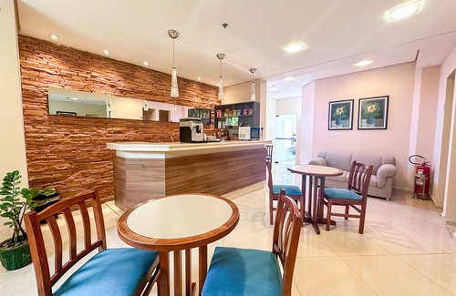 Jundiai Hotel | Budget-Friendly Travel Inn Saint Charles with Pool & Spa