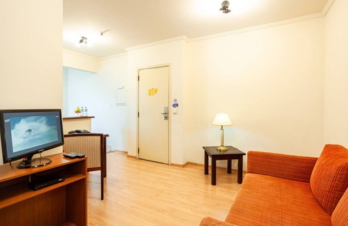 Jundiai Hotel | Budget-Friendly Travel Inn Saint Charles with Pool & Spa