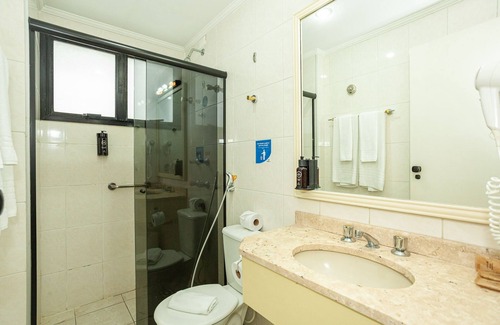 Jundiai Hotel | Budget-Friendly Travel Inn Saint Charles with Pool & Spa