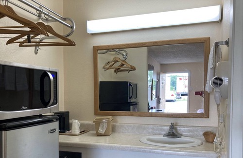 Hazen Hotel | Budget-Friendly Travel Inn Hazen with Two Double Beds